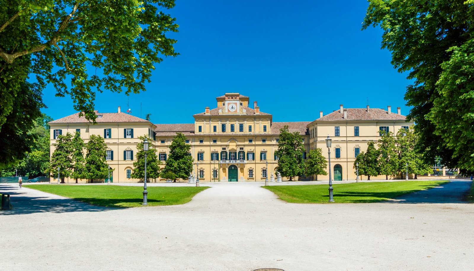 parma-palazzo-ducale-in-spring