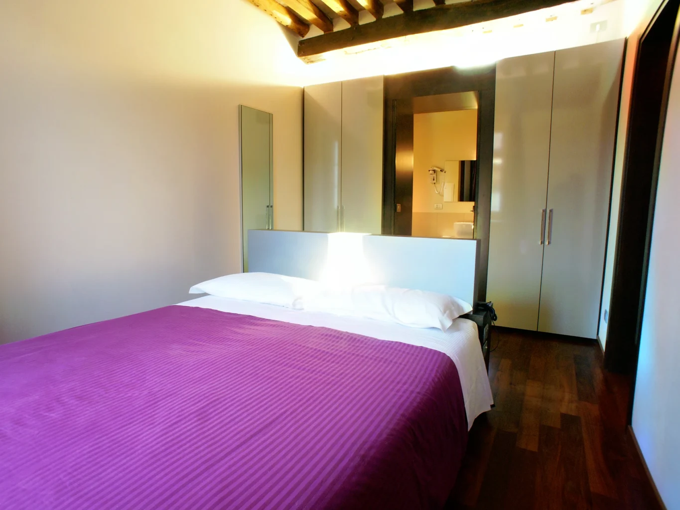 Suite 55: camera da letto e bagno privato